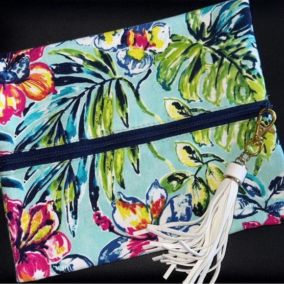 Makeup Junkie Handbags - Makeup Junkie Bag - size small